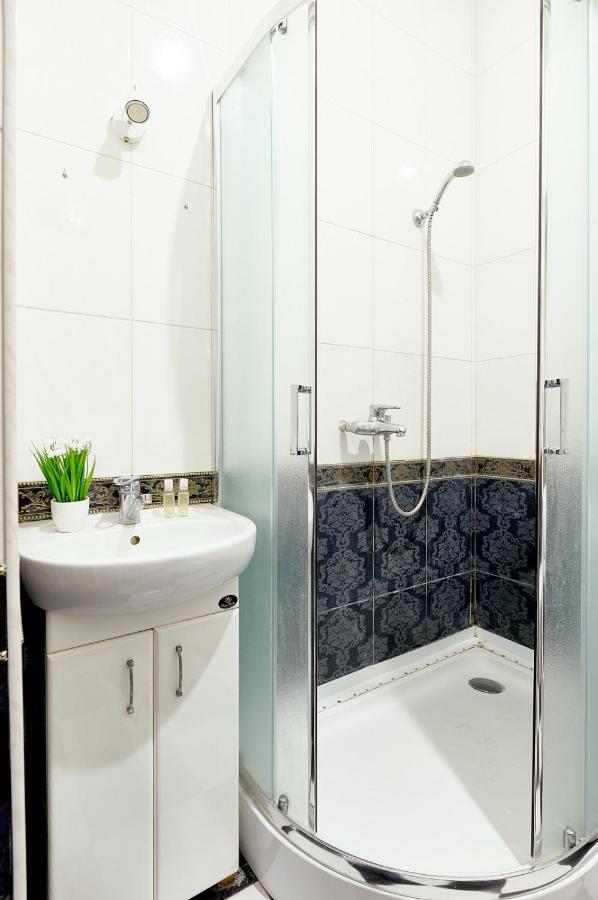 S12-58 MODERN APARTHOTEL WITH TWO 2BEDROOMS IN CENTRAL KIEV - BESSARABSKA SQUERE - GULLIVER MALL - OLYMPIC STADIUM - PALACE OF SPORTS - Saksahanskoho St, 12Б Екстер'єр фото